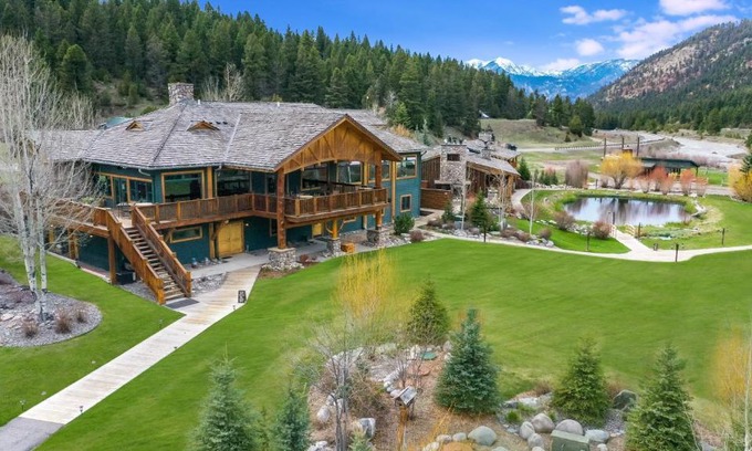 Gallatin Gateway Cabin | Rainbow Ranch Lodge