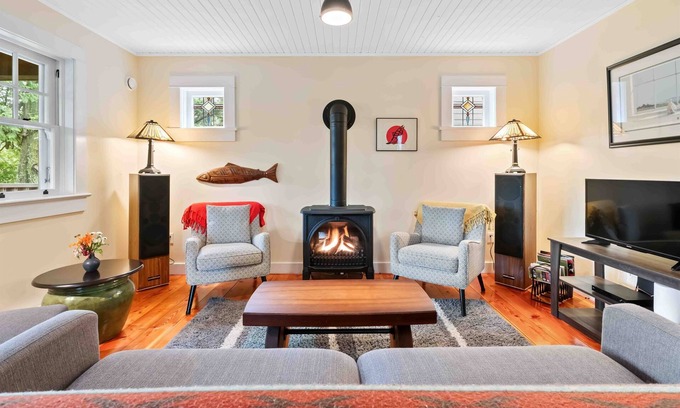 Ucluelet Cabin | Rainforest Cove I Private I Ocean Views I Deck & BBQ