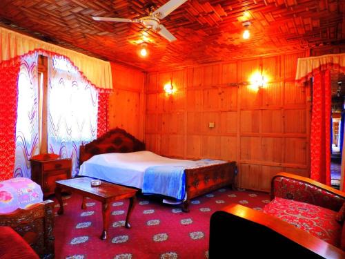 Dal Lake Boat Rental | Raja's Palace Houseboat - Kashmir