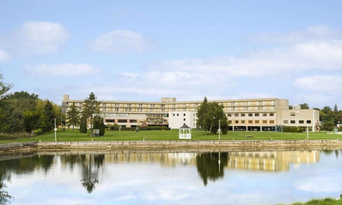 Belleville Hotel | Ramada by Wyndham Belleville Harbourview Conference Center
