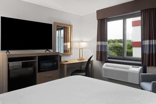 Cedar Rapids - Iowa City Hotel | Ramada by Wyndham Cedar Rapids South