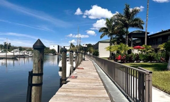 Whitfield Hotel | Ramada by Wyndham Sarasota Waterfront- Tikki Bar & Grill- Near Airport & Beaches