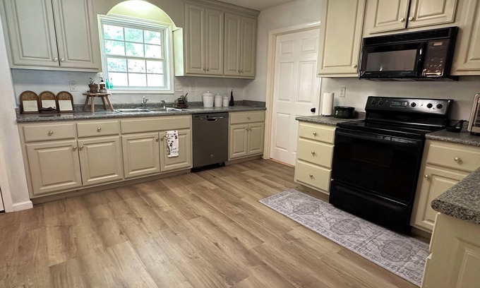 Northport House | Rammer Jammer Retreat - <6 miles from the University of Alabama & Bryant-Denny