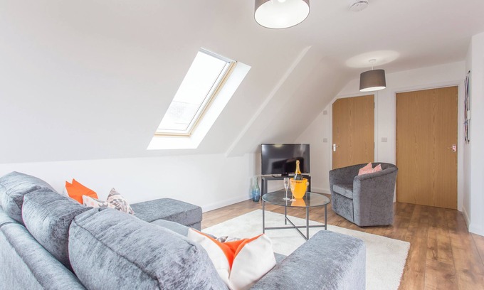 Cowley Apartment | Rana Ct 4 (Lewis Suite) | 1 Bed 1st Floor Apt.