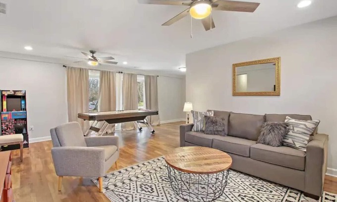 Libertyville House | Ranch Home w/Air Hockey & PacMan near Naval Base!