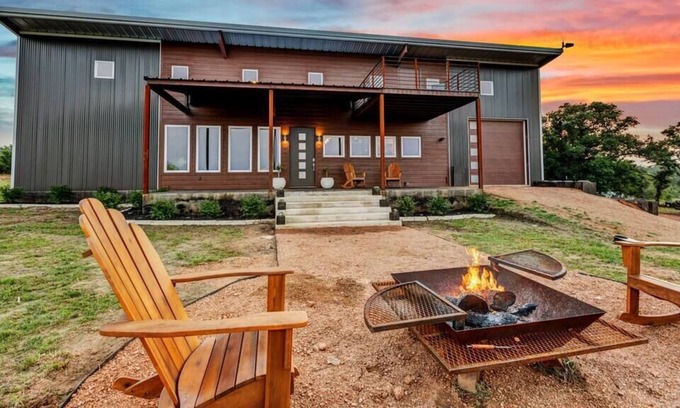 Fredericksburg House | Ranch Overlooking Enchanted Rock - Hot Tub|Gym