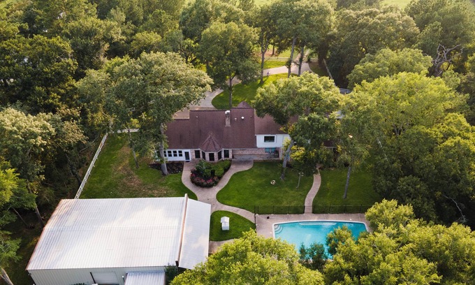 Hockley House | Ranch Retreat on 70 Acres with Private Lake!