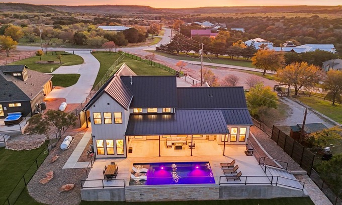Palo Pinto County House | Ranch Water 5 bed/4.5 bath w pool/hot tub, lake access and game garage *kayaks