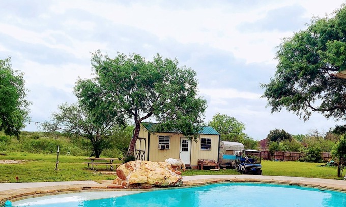 Dinero House | Ranchette by the lake just a short drive to the beach