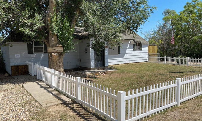 Cannonville House | Ranger Dave's Historical Cabins, 15 miles to Bryce 3 bedrooms 2 baths
