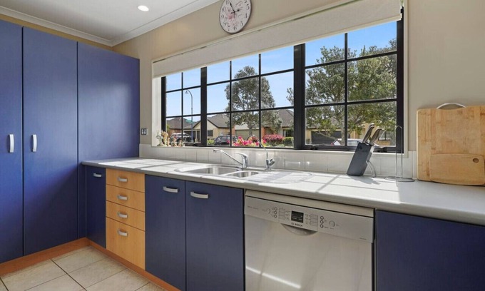 Henderson House | Ranges 3BR Family Home with Backyard and Air-Con