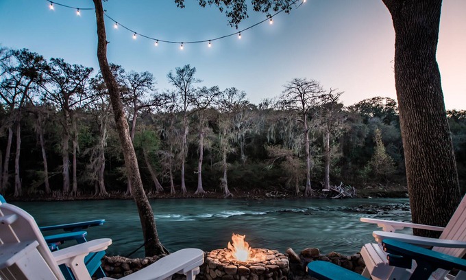 Thomaston House | ✓Rapids In Private Backyard✓65" TV✓Deck + BBQ Full Property (sleeps 12)
