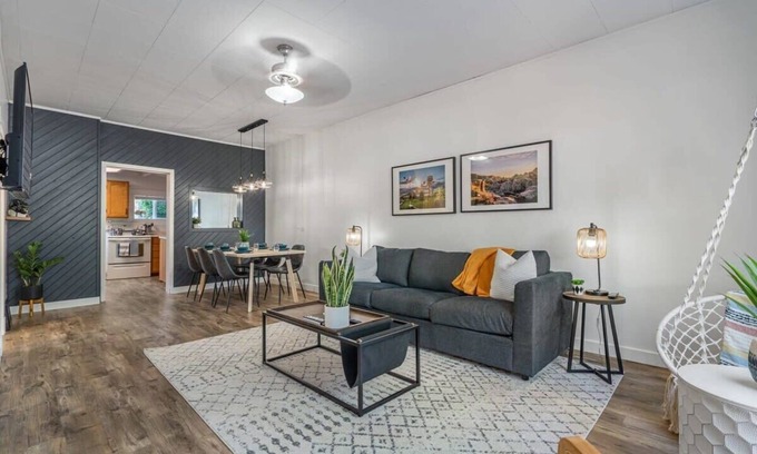 Drumheller House | Raptor Retreat | Steps to the Big Dino | Sleeps 8!