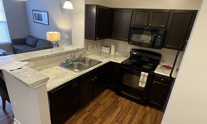 Carmel Apartment | RARE 1 bedroom with DEN + 2 full baths in Carmel!