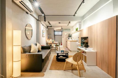 Yan Nawa House | Rare Bangkok Townhouse Perfect for Groups, 8 mins to Train