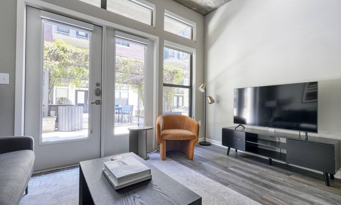 Barton Heights Apartment | Rare Barton Springs 1BR w/Gym, Pool & W/D, nr downtown, by Blueground
