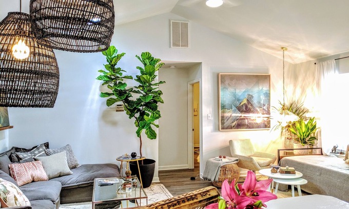 Matthews House | RARE⭐️DownTown Matthews ❤️Walk to Shops Restaurants Hiking❤️20 min to Charlotte