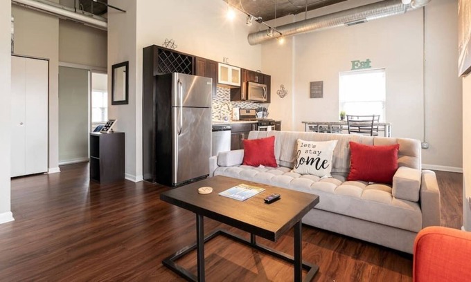 Country Club Plaza Area Apartment | Rare Find KC Plaza Loft One Bedroom Pool/Gym