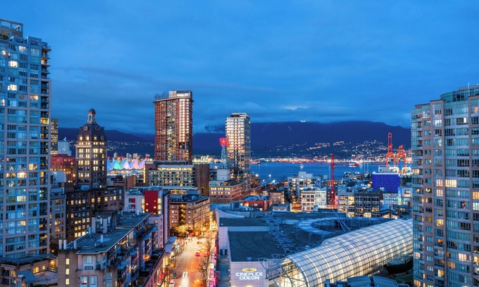 Crosstown Condo | ★Rare Found★ 270° downtown Ocean/Mountain/St View/King Suite/Pool/Hot Tub/Sauna