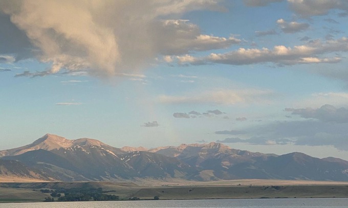 Ennis House | RARE! Fresh & Updated Lake House in Southwest Montana- Central to key locations!