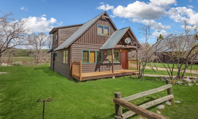Clark Ski Chalet | Rare gem and outdoorsman's paradise near hunting, fishing, and snowshoeing!