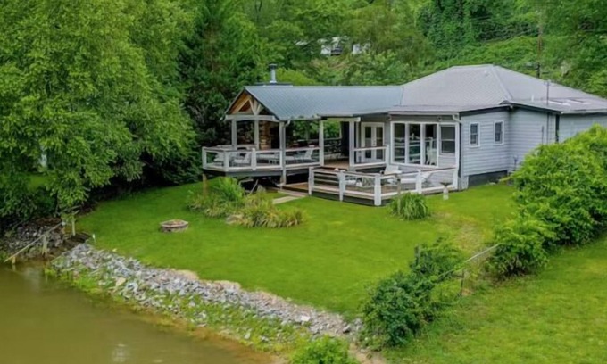 Williamstown House | Rare Gem on the Banks of the Toccoa River-Walking Distance to Town with Restaurants & Breweries