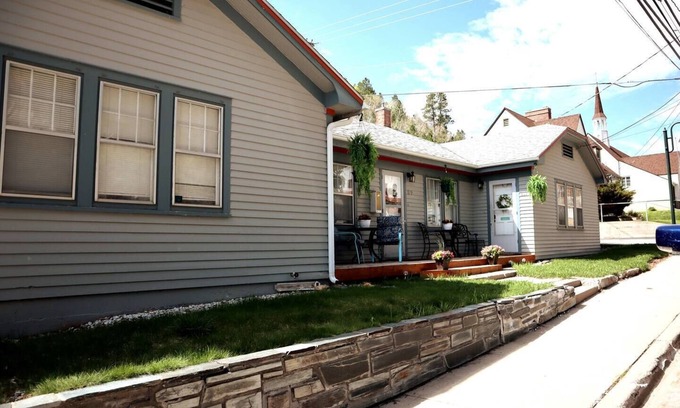 Deadwood Apartment | Rare Hideaway on Main, Retro unit