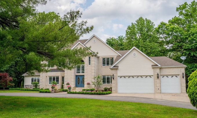 Carbondale House | Rare Opportunity to Book the 4th of July!