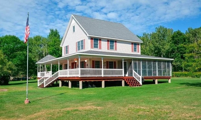 Frontenac Cottage | RARE OPPURTUNITY. COTTAGE on Round Island!
