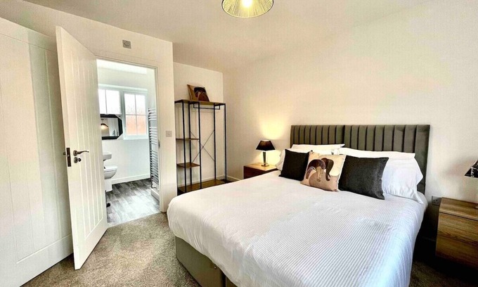 Willesborough House | Rare spacious Home in Ashford & parking
