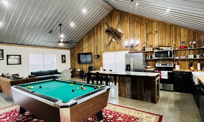 Negreet House | Raven's Nest - On Water, Calm Cove, Next to Boat Launch, BBQ Patio, Pool Table!