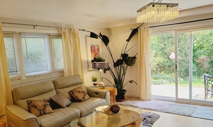 Bendale Apartment | Ravine view getaway to Toronto