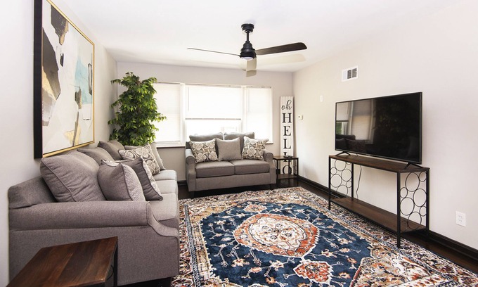 St. Louis Hills Apartment | Ravishing 1 Bedroom Apartment with Street Parking