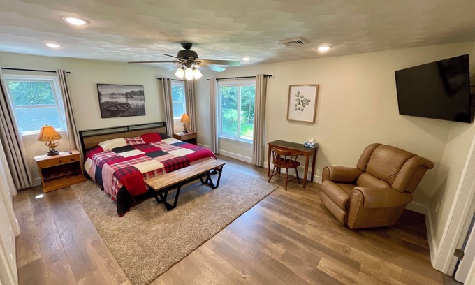 Saxton Cabin | Raystown Vacations: The Fox Den ~ Linens incl ~ EZ Boat Parking~ Dogs welcome!