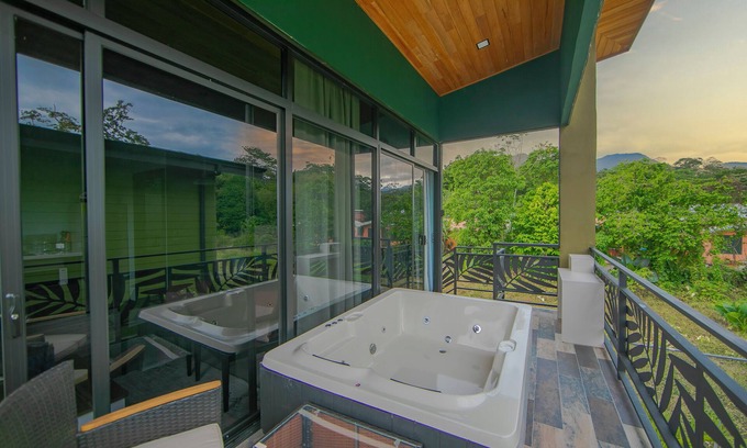 Penas Blancas Villa | Refugio Verdanza-King bed, balcony with jacuuzi, wifi, EV charger