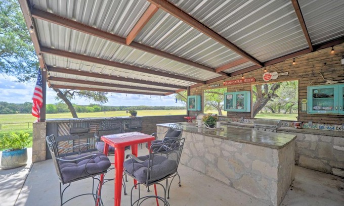 Kendalia House | Rebel Reindeer Ranch Retreat Outdoor Oasis
