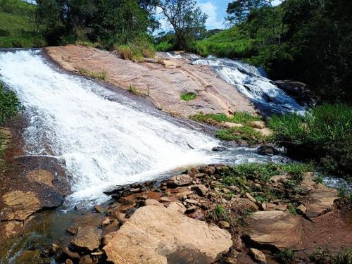 Paraisopolis House | Recanto do sonho, com cachoeira no quintal