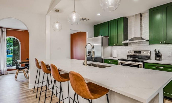 Forest North Estates House | Recently Remodeled Home~ Great for Small Groups & Families!