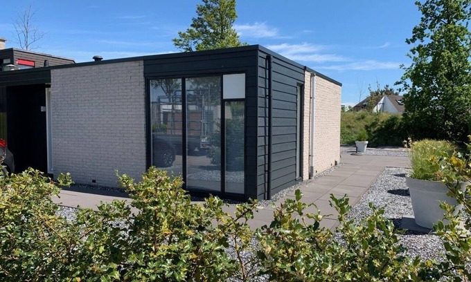 Ouddorp House | Recently renovated with sauna, modern furnished, lots of comfort and nice landscaped outdoor surroundings that blend seamlessly into the natural environment.
