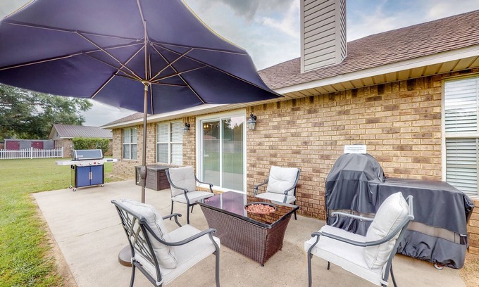 Northwest Pensacola House | Recently Updated Home with a Fire Table