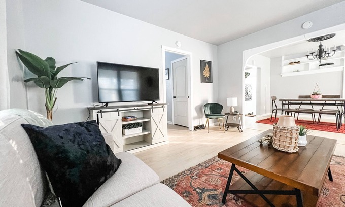 Appleton House | Reclaimed Historic Home 1min to Downtown-Sleeps 7!