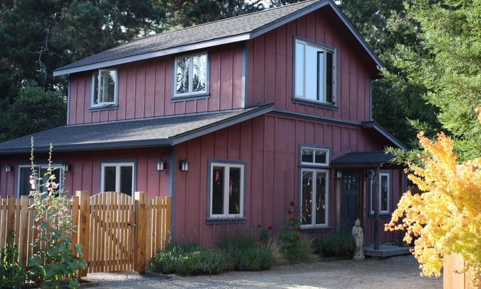 Little River Cottage | Red Barn Retreat - Romantic and Peaceful Cottage near Popular Hiking Trail