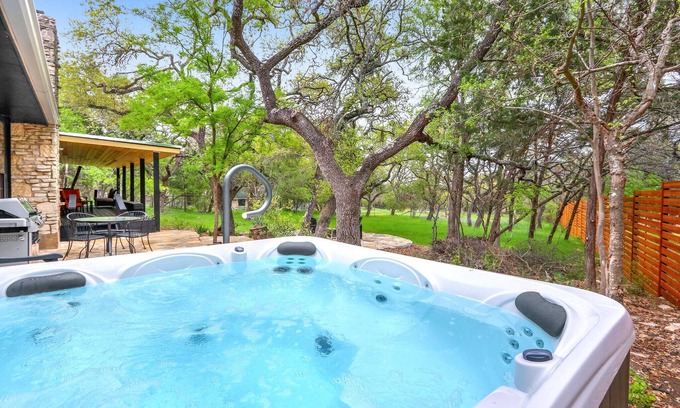 Wimberley House | Red Bird Cottage- Convenient 2/1 with Outdoor Space