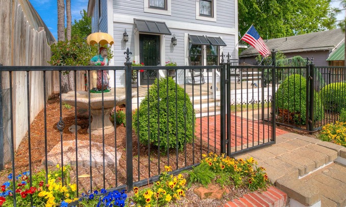 Guthrie House | Red Brick & Blue Skies / POOL & SPA
