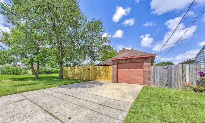 Deer Park Cottage | Red Brick Cottage 2 -1 & 1 Office. Sleeps 6. King, Queen, Daybed & trundle.
