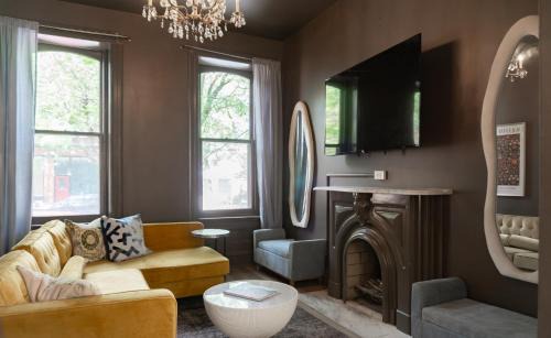 Lafayette Square Apartment | Red Brick Row by StayLage