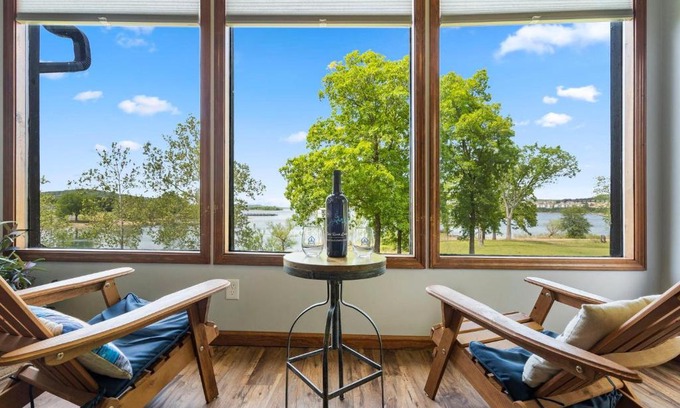 Big Cedars Cabin | Red Bud Cove Lakefront Farm House on Table Rock Lake