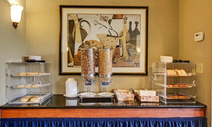 Cedar Knolls Hotel | Red Carpet Inn