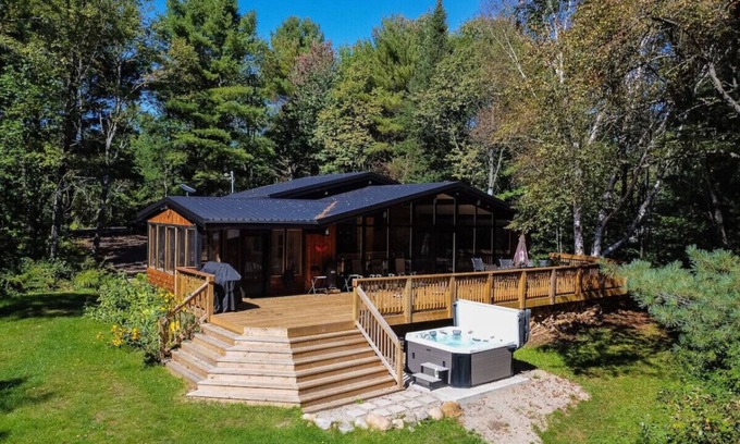 Minden Hills Cottage | Red Cedar Chalet on Brady Lake (Sauna and hot tub)