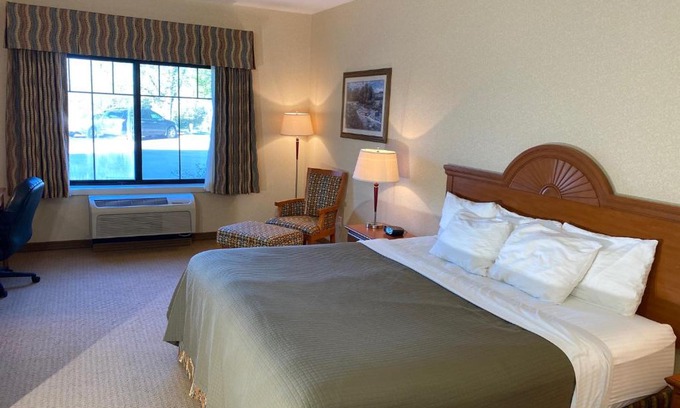 Red Oak Hotel | Red Coach Inn & Suites